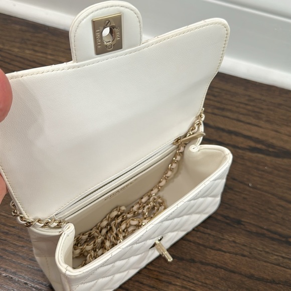 Selling a RARE Chanel Mini Rectangle Crystal Handle in WHITE LAMBSKIN - Picture 14 of 16